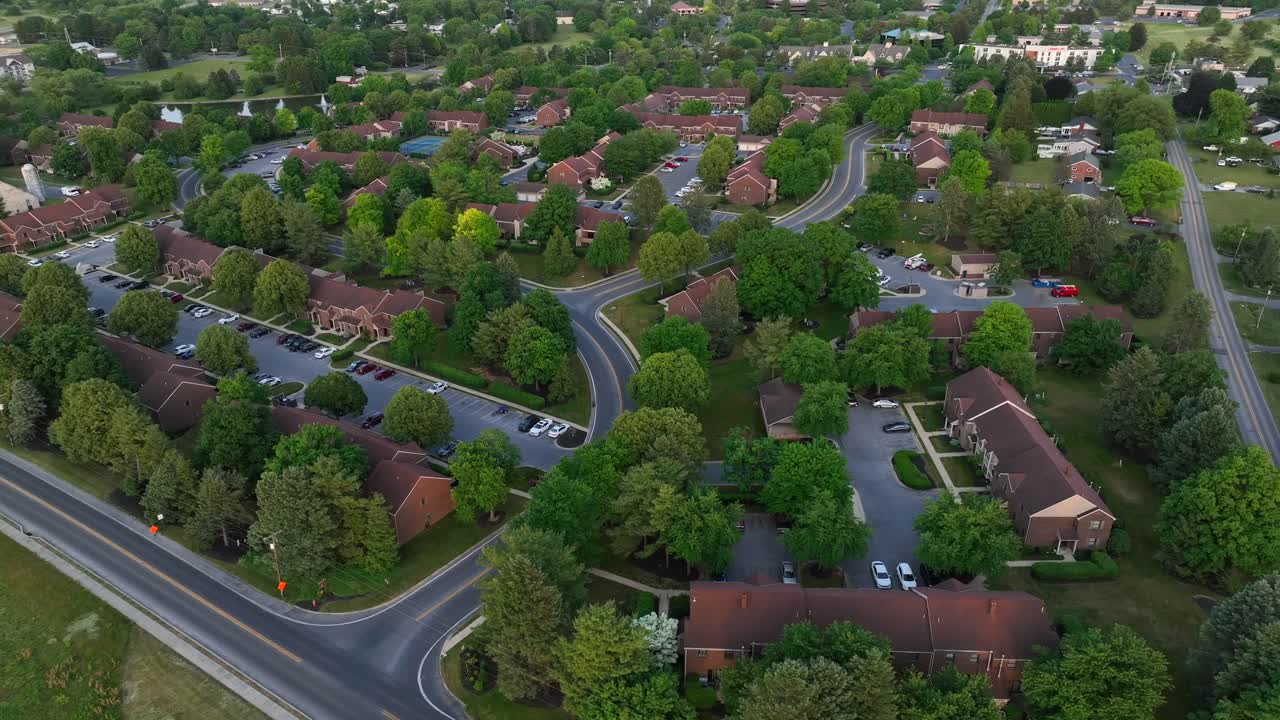Orbita aerea alta intorno a un quartiere residenziale con molti complessi di appartamenti marroni