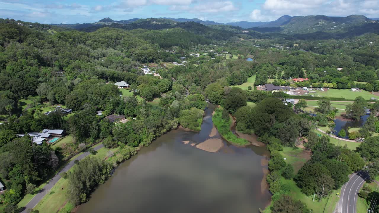 vista aérea sobre el arroyo currumbin cerca del parque robert neumann en gold coast, queensland, australia - toma de un avión no tripulado