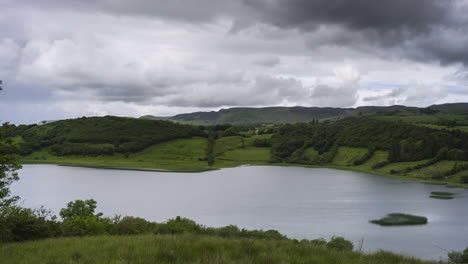 Lapso-De-Tiempo-Del-Paisaje-Natural-De-Las-Colinas-Y-El-Lago-En-Un-Día-Nublado-En-Irlanda