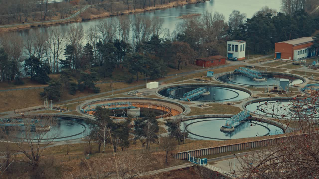 planta de tratamiento de aguas residuales desde arriba durante el invierno