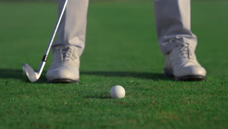 Las-Piernas-Del-Atleta-Juegan-Al-Golf-En-El-Campo-De-Juego-Verde.-Deportista-Golpeando-Una-Pelota-De-Golf.