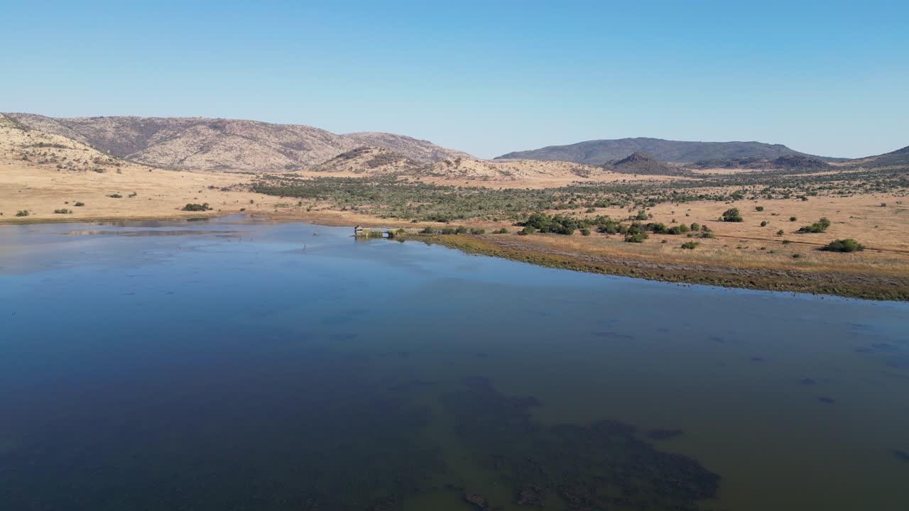 lago pintoresco en el parque nacional de pilanesberg en el noroeste de sudáfrica