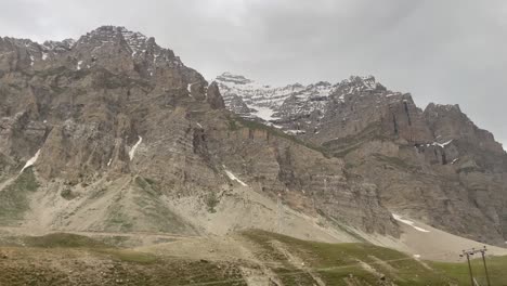 Blick-Auf-Steile,-Schneebedeckte-Felsberge-In-Den-Himalaya-Bergketten
