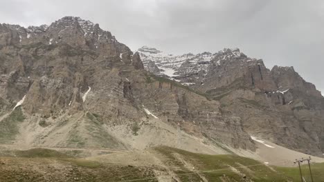 vista de las empinadas montañas rocosas cubiertas de nieve en las cadenas montañosas del himalaya