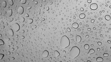 gotas de agua en una superficie