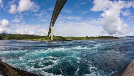 los remolinos de la vorágine de saltstraumen, nordlandia, noruega