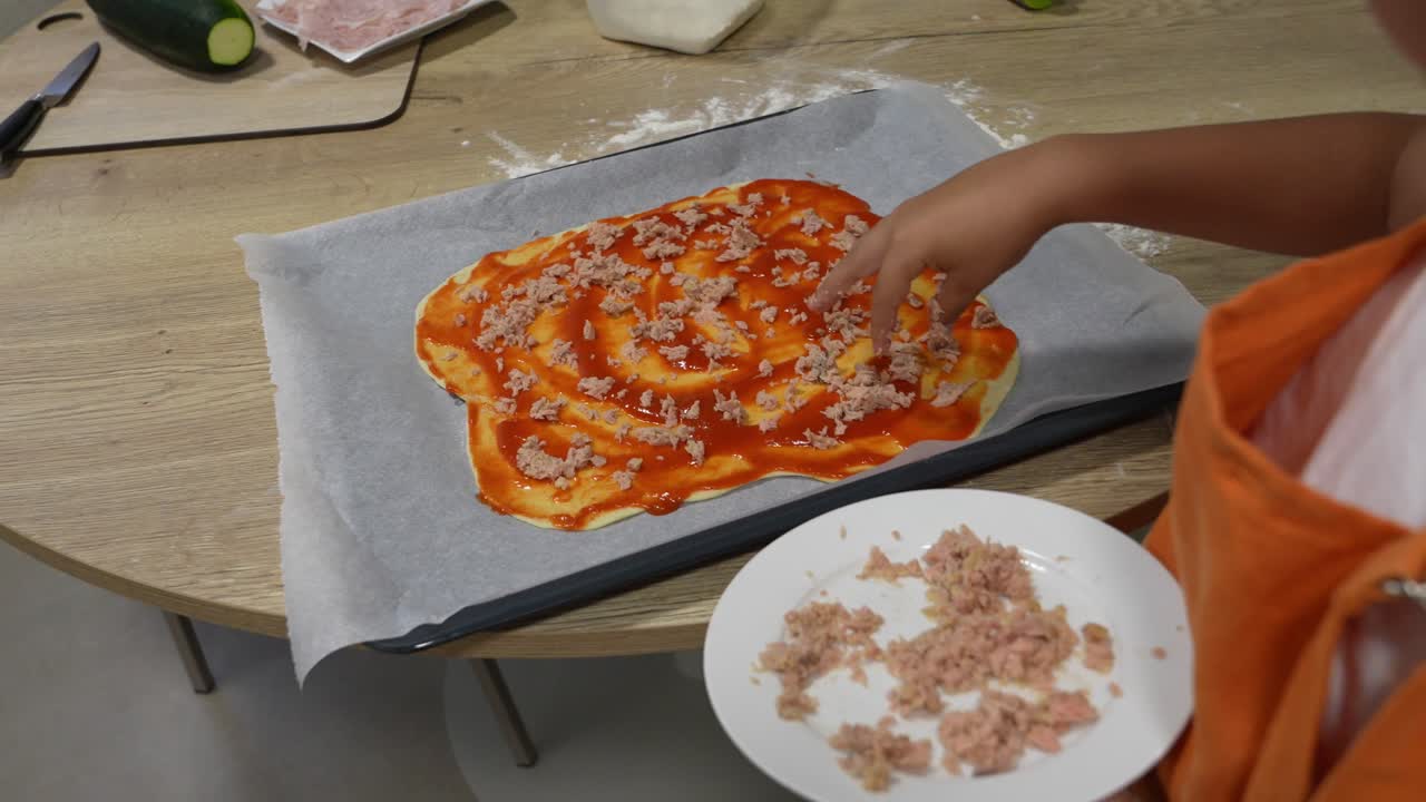 Preparare una pizza al tonno fatta in casa