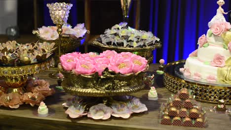 hermosos y maravillosos dulces, listos para ser degustados, delicioso pastel de bodas con novios en miniatura encima