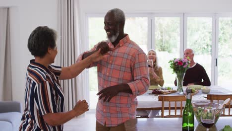 una pareja afroamericana de alto nivel bailando en una cocina