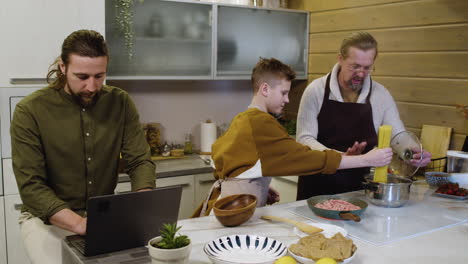 hombres caucásicos y niño en la cocina