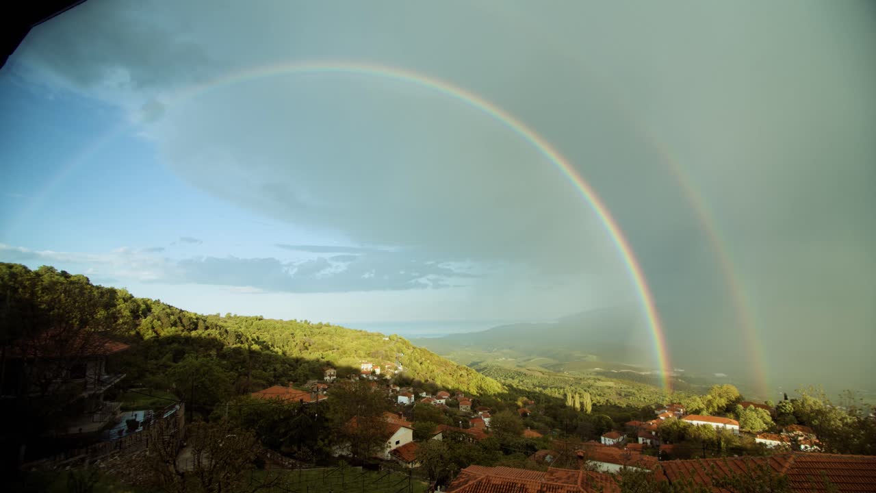 tiro de día increíble de doble arco iris en el campo, tiro majestuoso rural