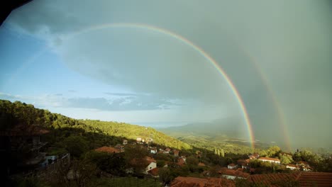 Tiro-De-Día-Increíble-De-Doble-Arco-Iris-En-El-Campo,-Tiro-Majestuoso-Rural