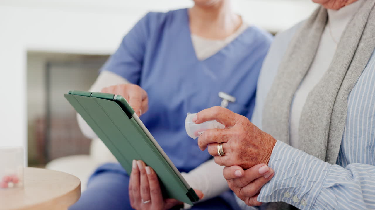 Piller, tablet og diskussion med sygeplejerske