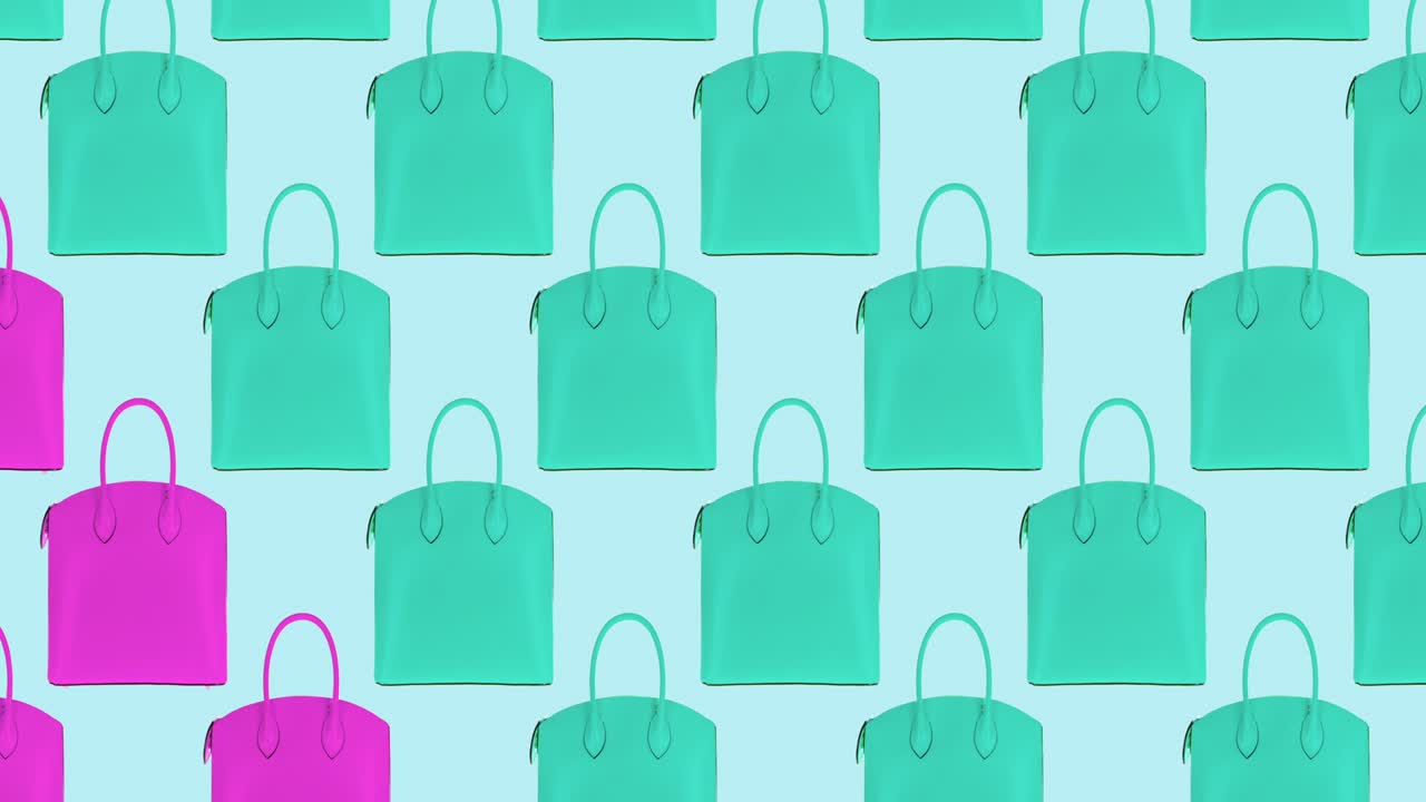 bolsos de mujeres de 4k cambiando de color diagonalmente sobre un fondo azul.