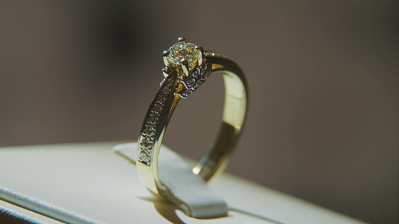 Primo piano di un bellissimo anello di diamanti