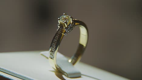 un primer plano de un hermoso anillo de diamantes