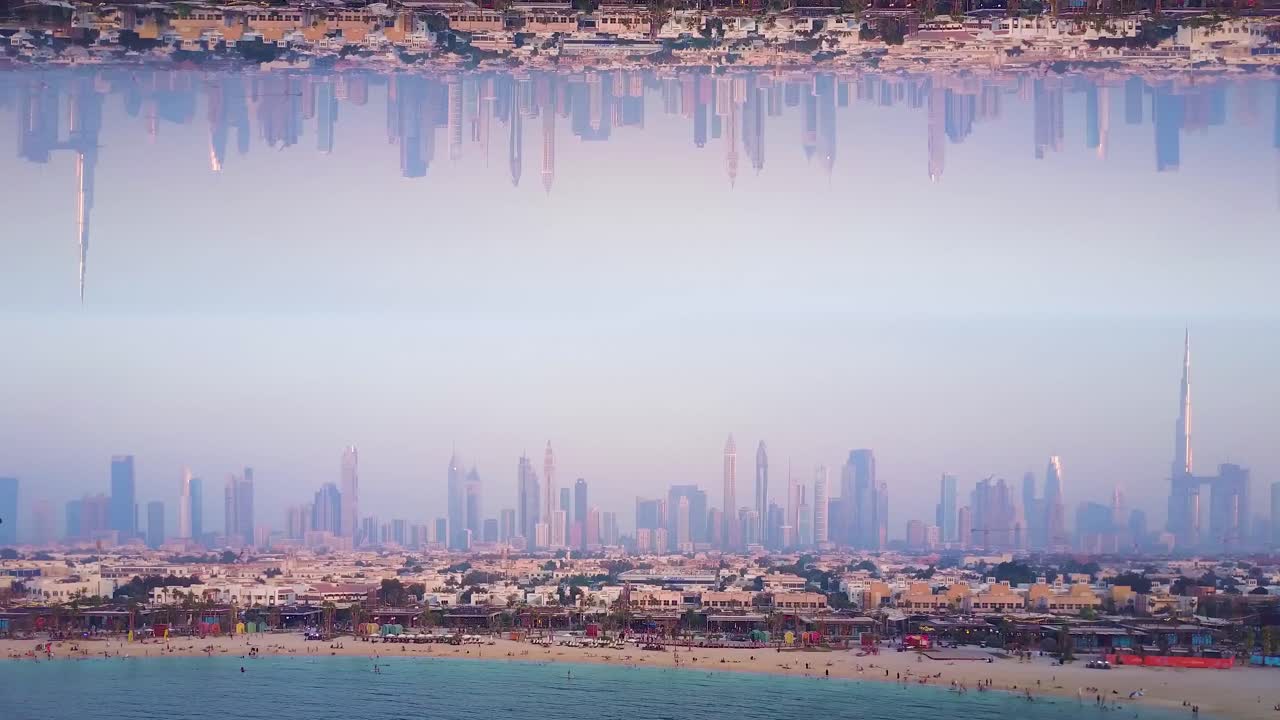 뒤집힌 반사와 함께 두바이 도시 풍경