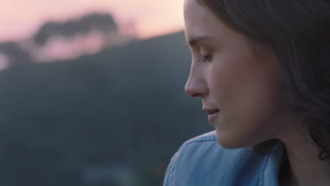 retrato de cerca de una mujer hermosa explorando la espiritualidad mirando hacia arriba orando contemplando el viaje con el viento soplando el cabello en el campo disfrutando de una tranquila puesta de sol