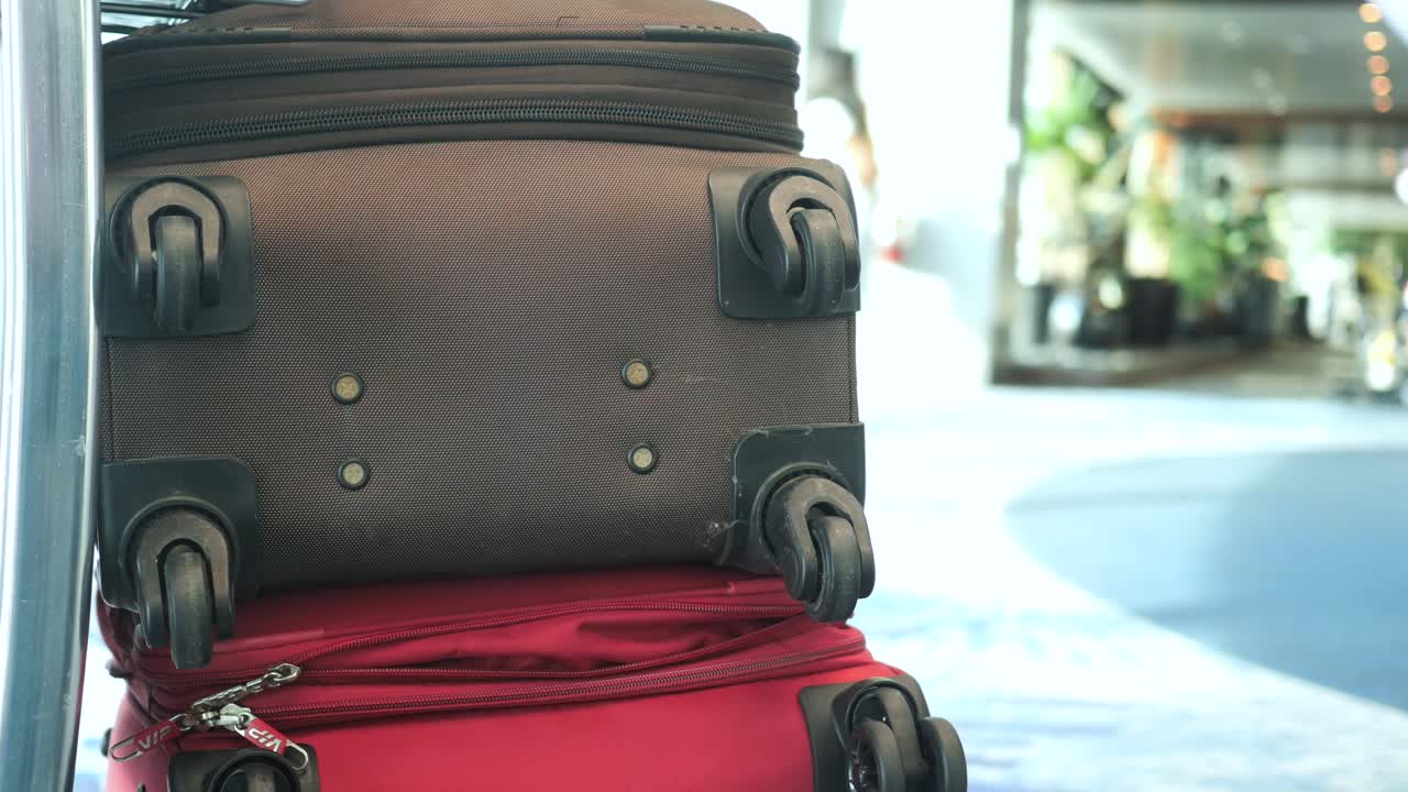 호텔 로비에 가방들이 쌓여있어요