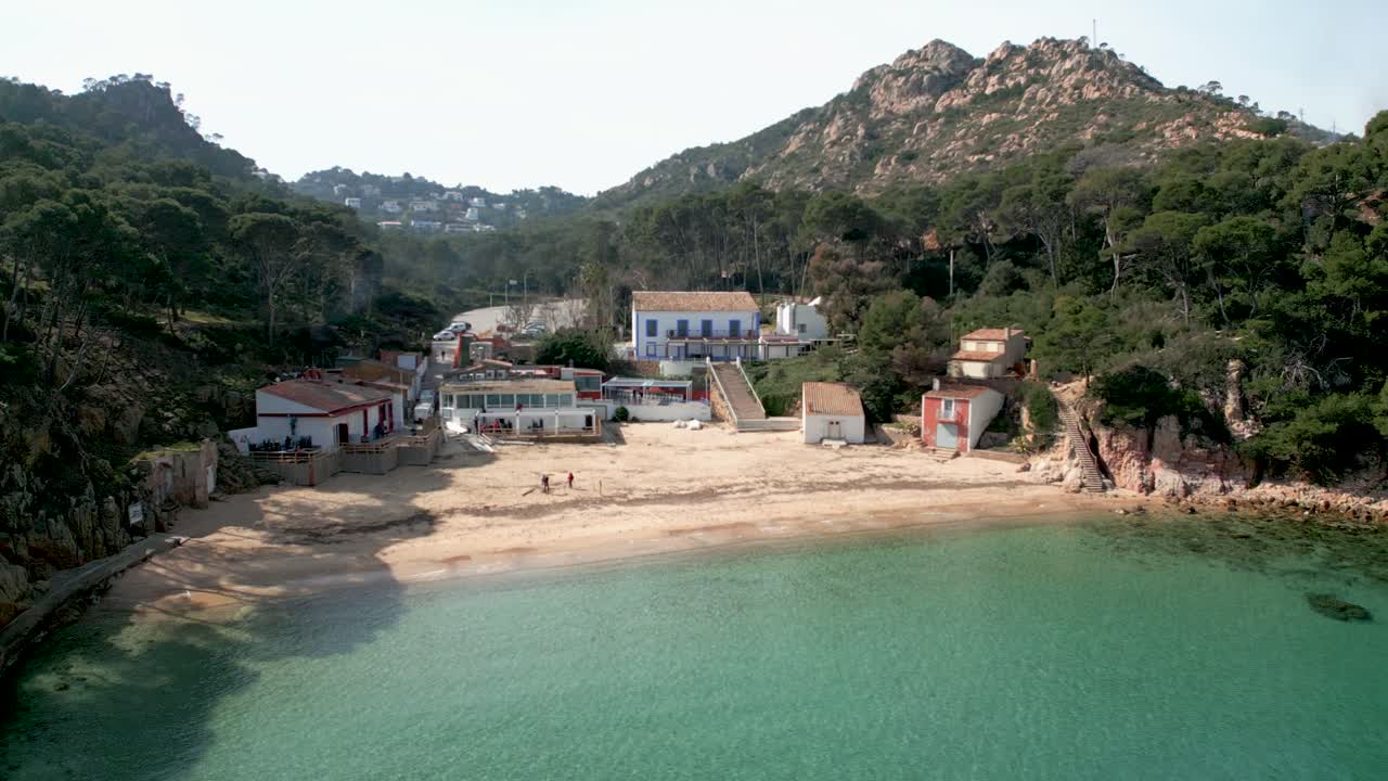 Goditi una vista a volo d'uccello delle serene acque mediterranee e della splendida costa della Costa Brava