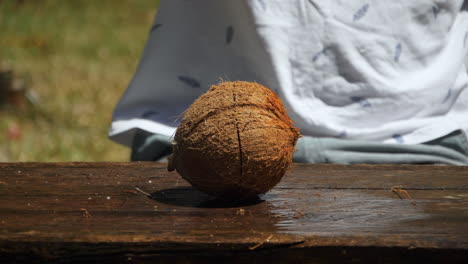 Cámara-Lenta-Del-Hombre-Cortando-Coco-Orgánico-Fresco-Por-La-Mitad-Con-Machete