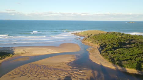 Moonee-Creek-Und-Green-Bluff-Headland-In-Der-Mitte-Der-Nordküste,-NSW-An-Einem-Sonnigen-Sommertag