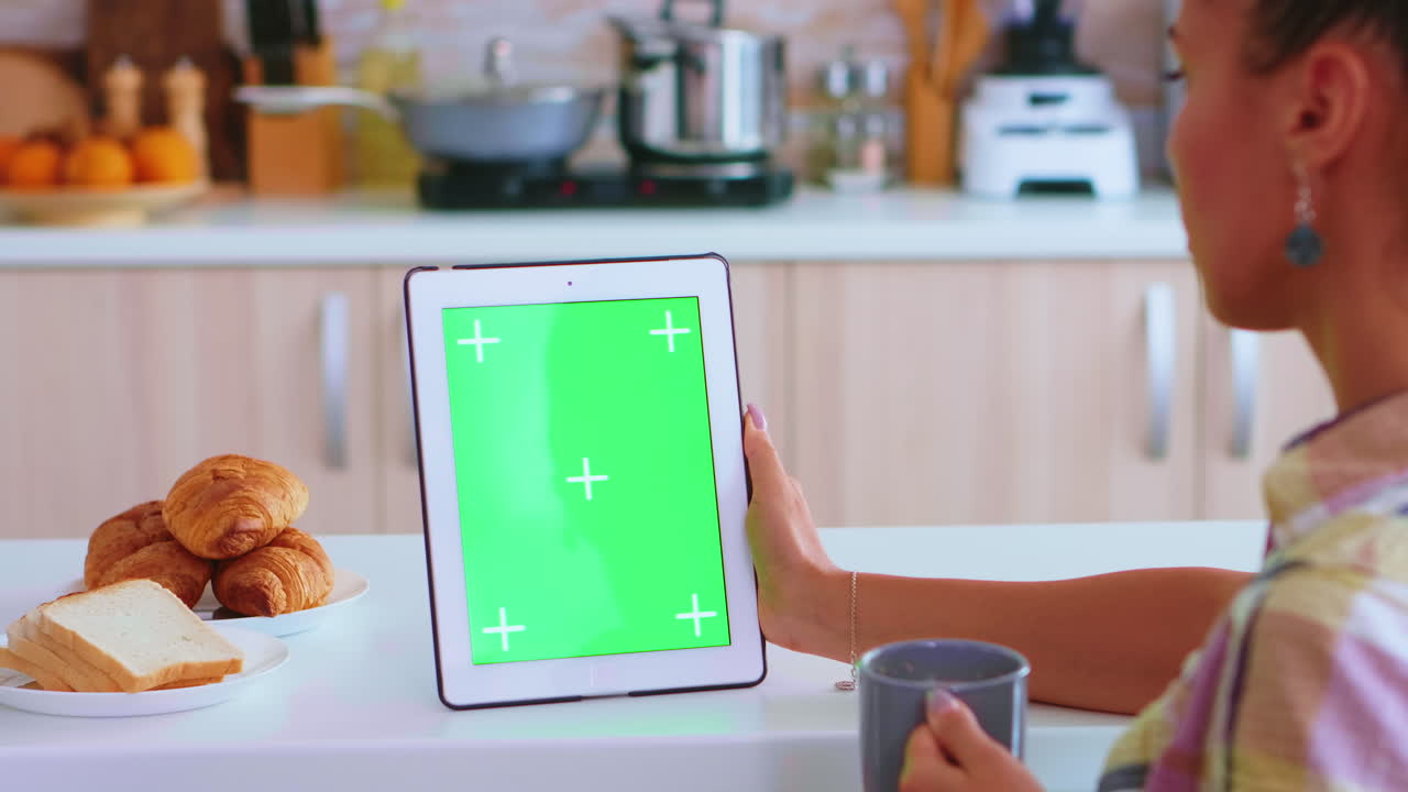 sosteniendo la tableta con la llave de croma