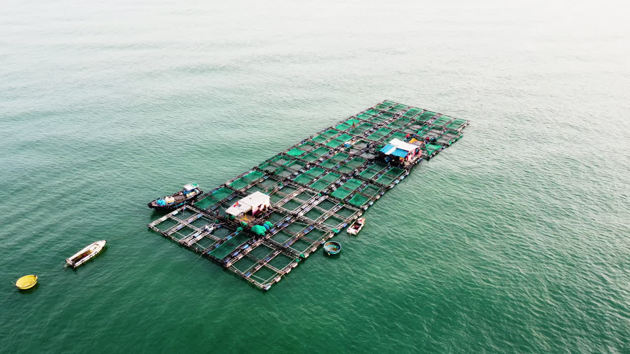 베트남 해역의 어장 뒤로 공중 비행