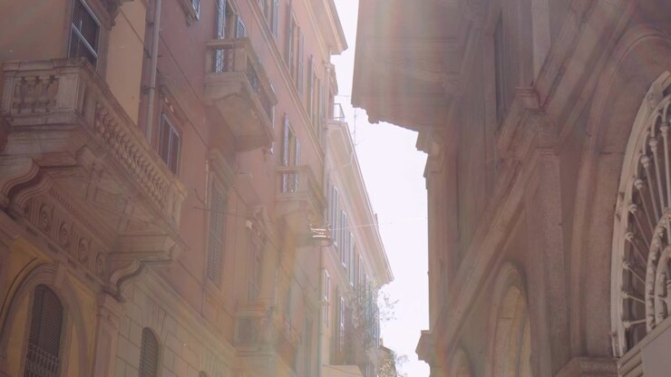 Fiori che fluttuano sulla stretta via della Spiga a Milano, Italia. Angolazione dal basso