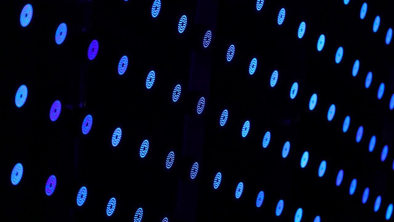 fila de pequeñas luces led redondas parpadeantes en la pared