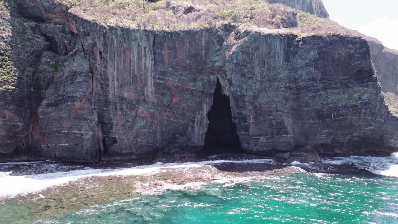 도미니카 공화국 의 사마나 에서  ⁇ 빛 이 많은 날 에 파도 가  ⁇ 아오르는 가파른 해안선 의 공중 뷰 - 파노라마 뷰