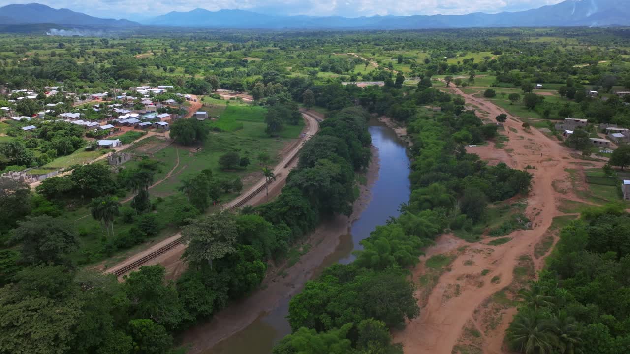 vista aérea que muestra una valla de nueva construcción en el río en la provincia de dajabón entre haití y república dominicana
