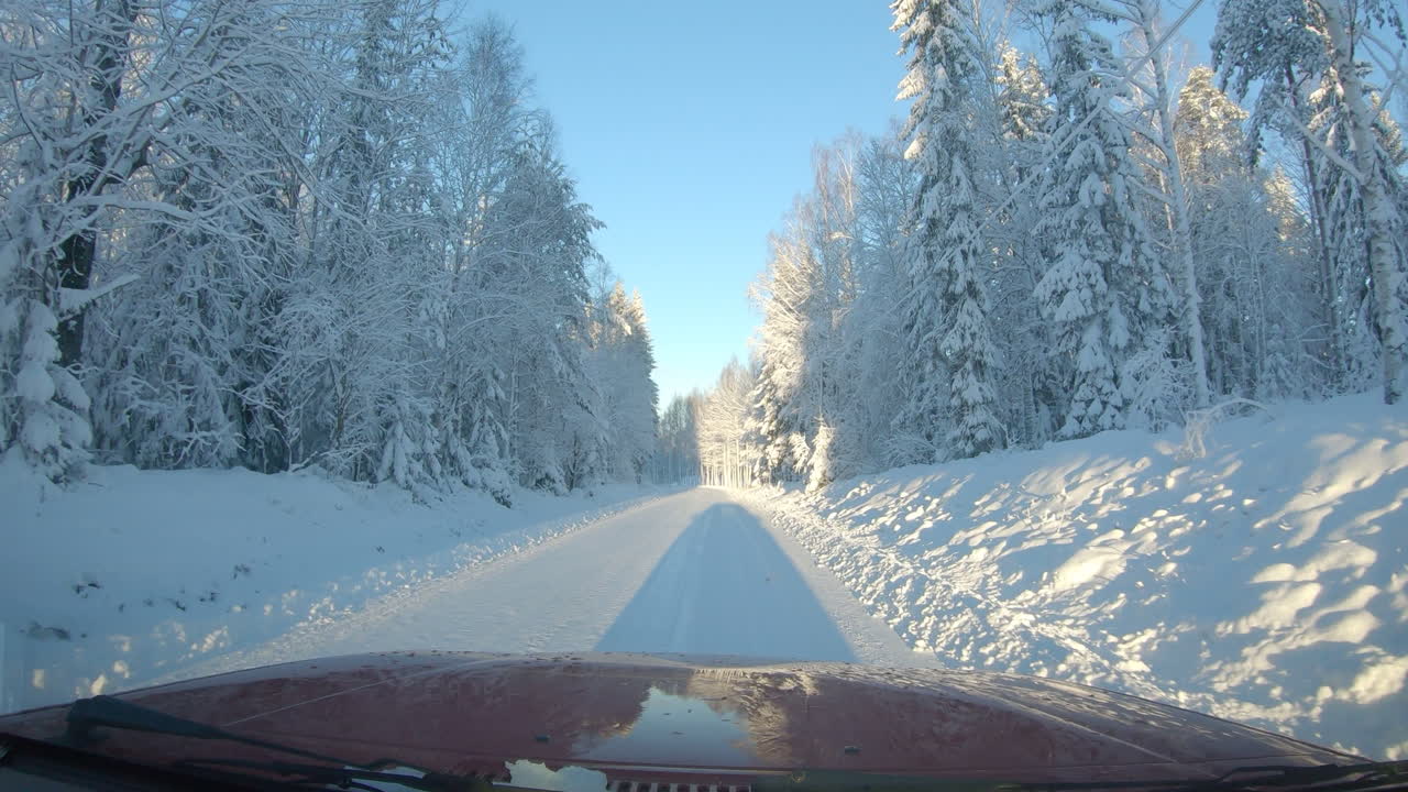 아름다운 눈 덮인 겨울 원더랜드를 가로지르는 윈드스크린 뷰