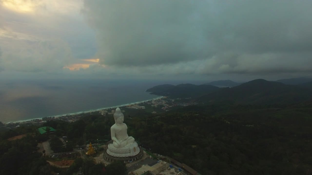 el gran buda en la cima de una colina en la isla de phuket