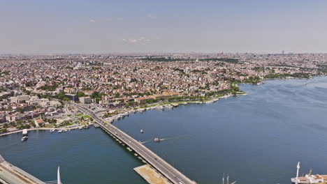 Estambul-Turquía-Antena-V5-Vista-Panorámica-Drone-Sobrevuela-El-Centro-De-Eminönü-Capturando-Puentes-A-Través-Del-Estuario-Del-Cuerno-Dorado-Y-El-Paisaje-Urbano-Del-Lado-Europeo-Durante-El-Día---Filmado-Con-Cine-Mavic-3---Julio-De-2022