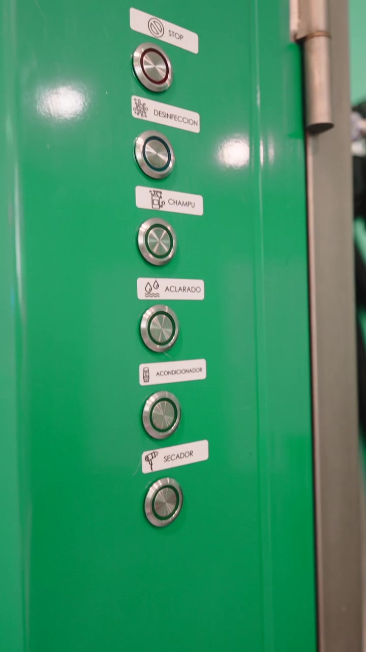 Itsepalveluautopesuaseman ohjauspaneeli