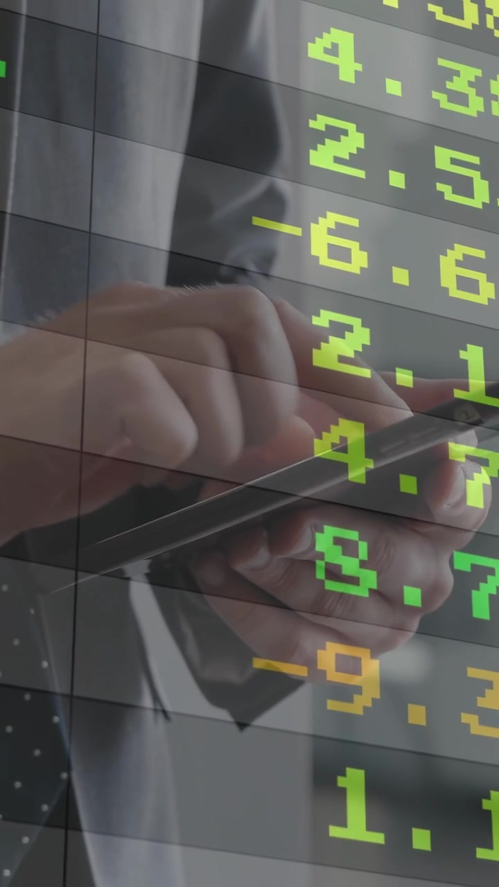 Video vertical: Comerciante tocando la tablet y deslizando el lápiz óptico, activando el teletipo del mercado mientras visualiza acciones.