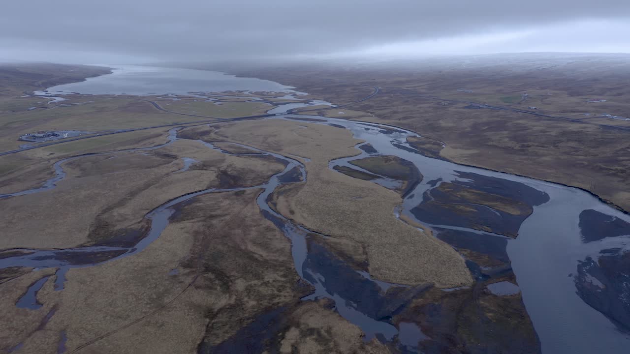 delta del río hrutafjardara que fluye hacia la bahía de hunafloi y termina en el océano ártico durante un día nublado en islandia - toma aérea hacia adelante