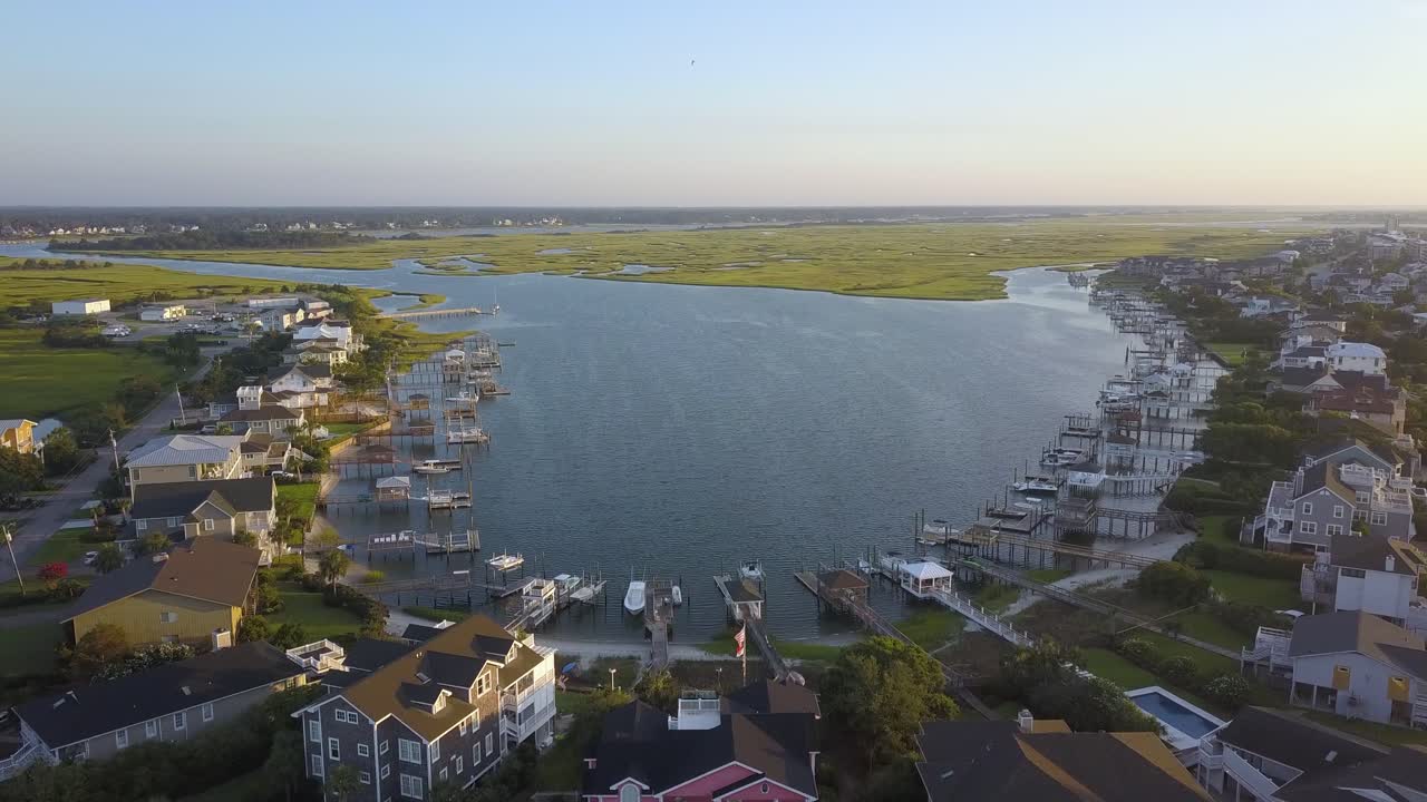 Sorvolo mattutino con drone della Big Lollipop Bay a Wrightsville Beach, Carolina del Nord