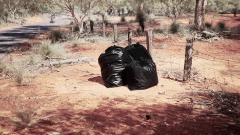 Primer-Plano-De-Bolsas-De-Basura-Llenas-En-La-Arena