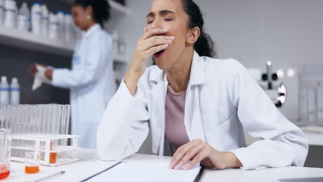 Científico,-Cansado-Y-Mujer-Bostezando-En-El-Laboratorio.