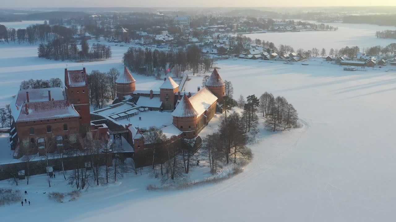 Luftfoto av Trakai øyslott om vinteren