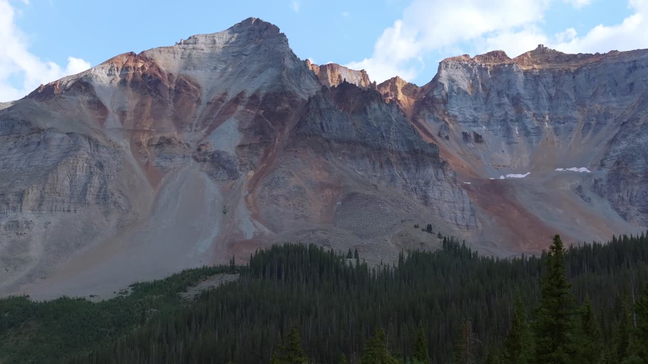 Il Vermilion Peak svetta in modo prominente sopra la foresta alpina, Montagne di San Juan del Colorado, dolly aereo.