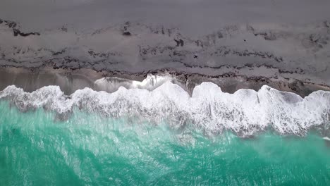 Playa-Asmr-Aérea-De-Olas-Rompiendo-En-La-Arena-Mientras-El-Dron-Vuela-Hacia-Los-Lados