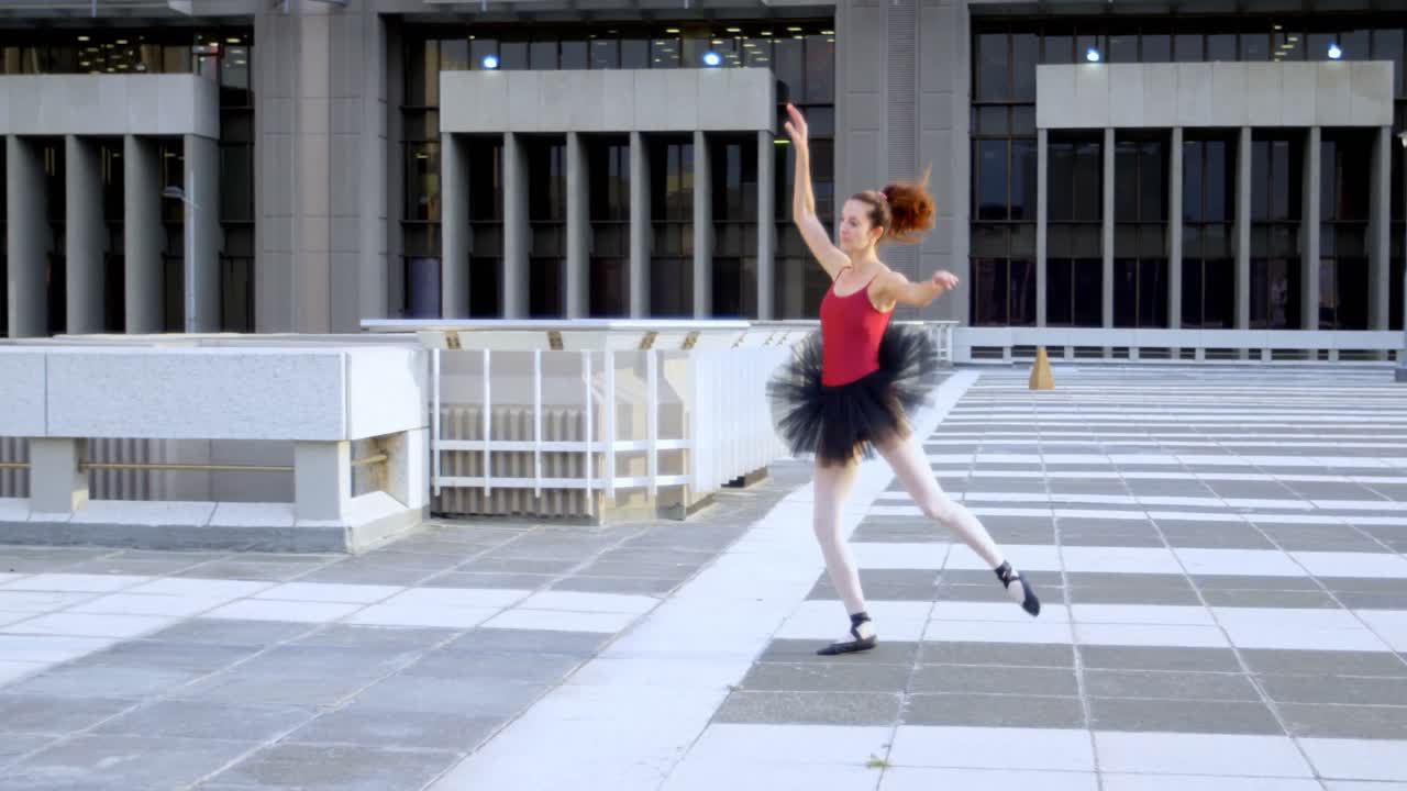 Ballerina che si esercita sul selciato 4k