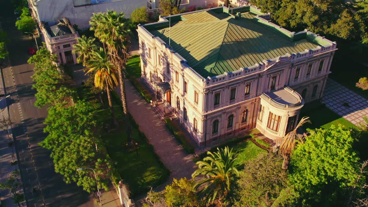Establishing shot of Cousi&ntilde;o Palace decorated with palm trees, Deciocho neighbourhood