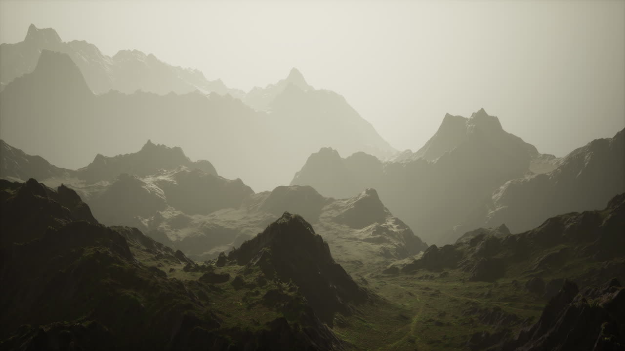 paisaje de montañas brumosas