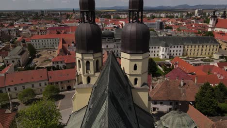 Vista-De-La-Ciudad-De-Trnava-Desde-Arriba-A-Través-De-Las-Torres-De-La-Iglesia