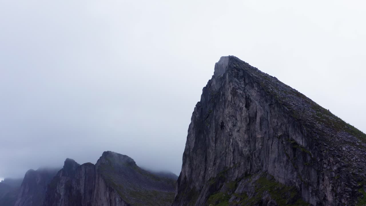 empinadas montañas escarpadas de segla en la isla senja, norte de noruega