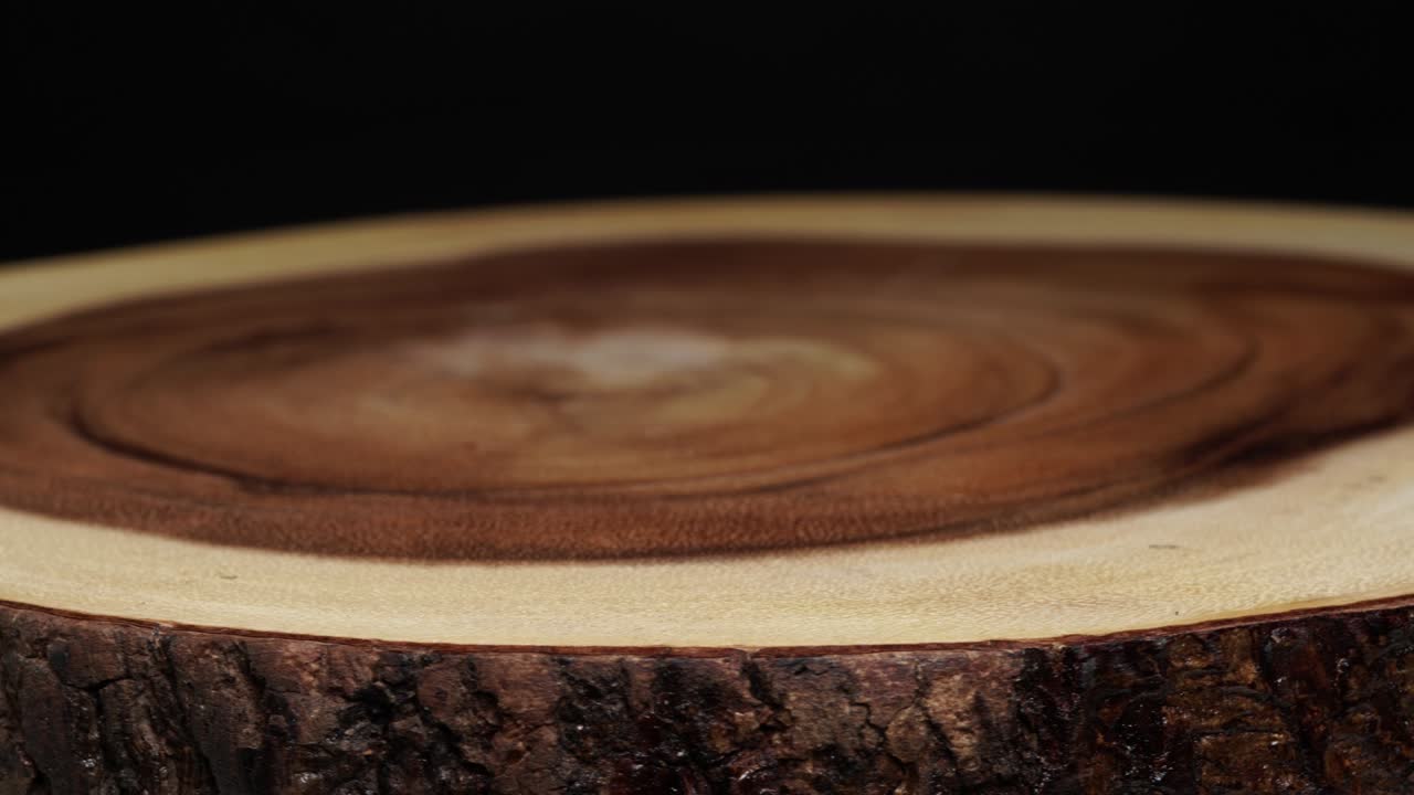 templo de tronco de círculo de madera de fondo desde el lado. se vio la sección transversal cortada árbol rotación de madera. enfoque selectivo.